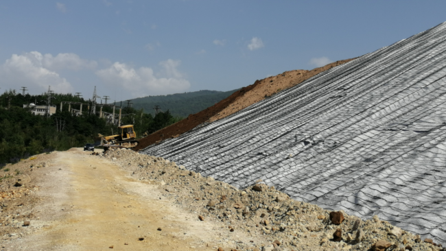 Close-up of a geogrid-reinforced slope at a Bulgarian landfill, illustrating ViaCon’s innovative and eco-conscious recultivation solution.
