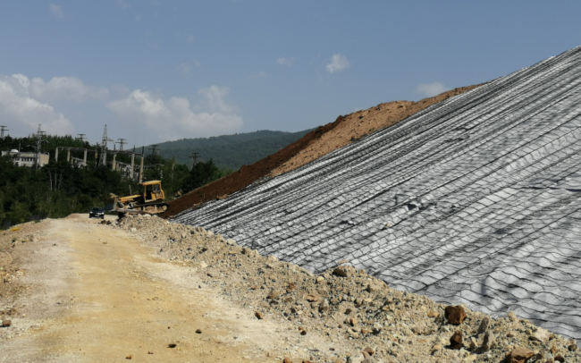 Close-up of a geogrid-reinforced slope at a Bulgarian landfill, illustrating ViaCon’s innovative and eco-conscious recultivation solution.